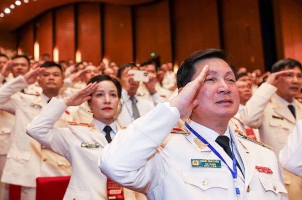 Khi xương sống thẳng, cơ bắp khỏe và trái tim ấm, CAND sẽ vượt qua mọi thử thách -0