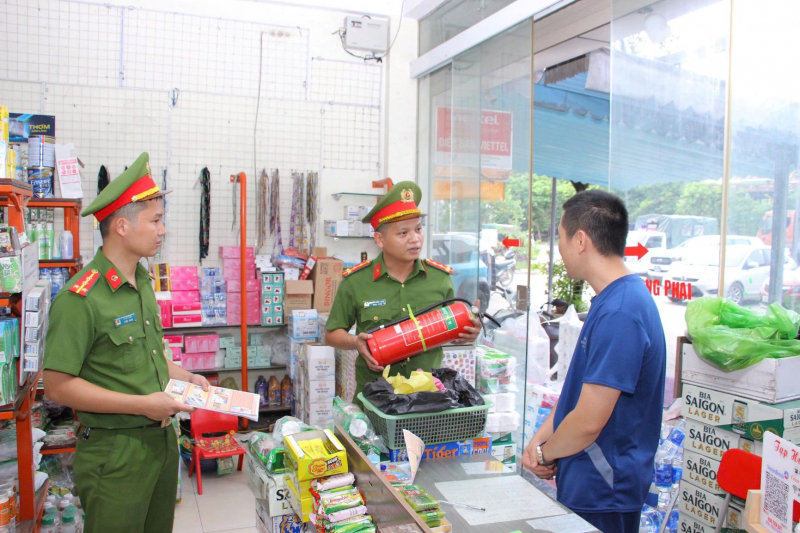 Công an Thanh Hóa “đi từng ngõ, gõ từng nhà” cảnh báo cháy nổ: Xây dựng lá chắn an toàn cho nhân dân -0