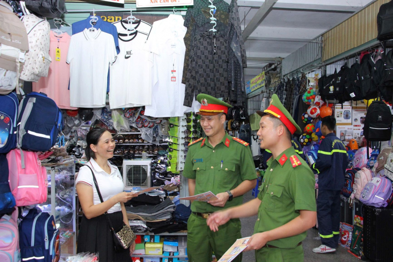 Công an Thanh Hóa “đi từng ngõ, gõ từng nhà” cảnh báo cháy nổ: Xây dựng lá chắn an toàn cho nhân dân -0