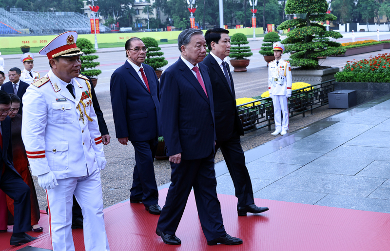 Lãnh đạo Đảng, Nhà nước, Bộ Công an vào Lăng viếng Bác -0