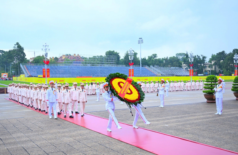 Lãnh đạo Đảng, Nhà nước, Bộ Công an vào Lăng viếng Bác -0