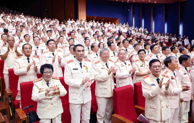 Khi xương sống thẳng, cơ bắp khỏe và trái tim ấm, CAND sẽ vượt qua mọi thử thách -1