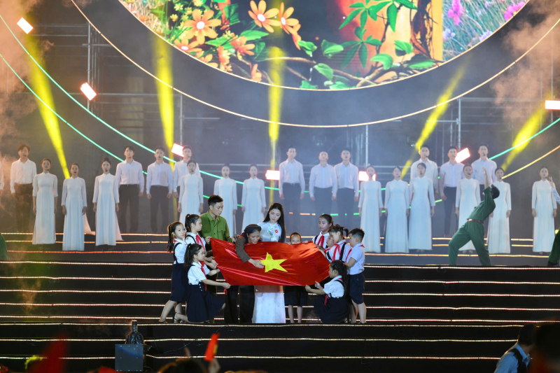 Chương trình nghệ thuật “Tự hào Việt Nam”: Hoành tráng, mãn nhãn và đầy cảm xúc -2