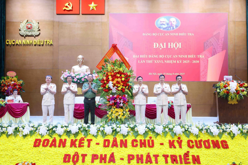 Xây dựng đội ngũ cán bộ, đảng viên, chiến sĩ trong Đảng bộ -0