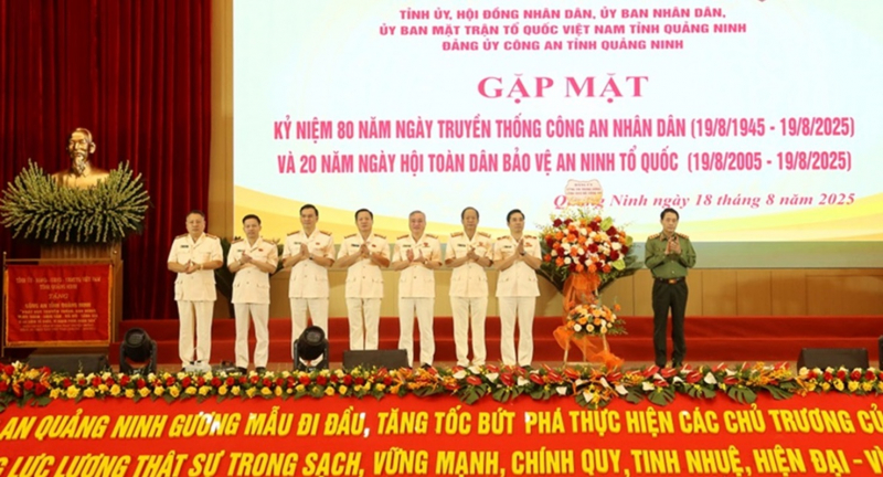 Thứ trưởng Lê Quốc Hùng dự gặp mặt kỷ niệm 80 năm Ngày truyền thống lực lượng CAND tại tỉnh Quảng Ninh -0