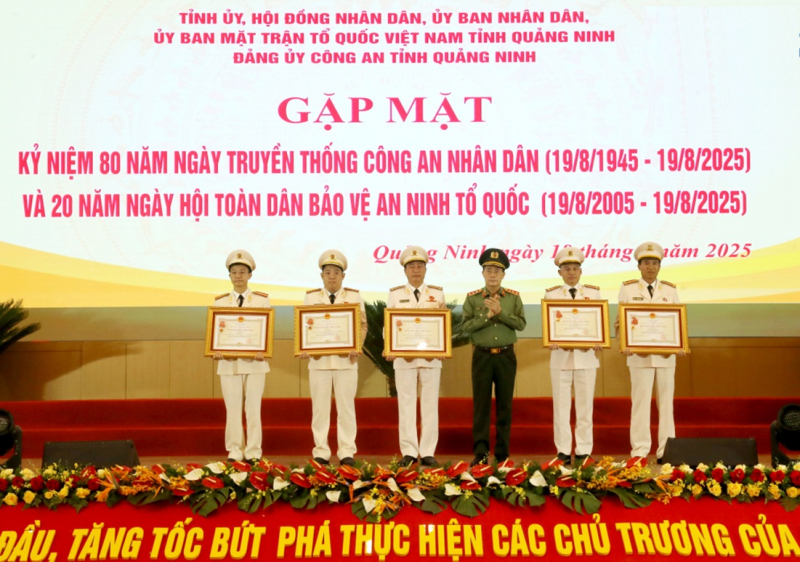 Thứ trưởng Lê Quốc Hùng dự gặp mặt kỷ niệm 80 năm Ngày truyền thống lực lượng CAND tại tỉnh Quảng Ninh -0