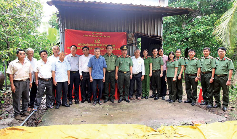 Ấm tình đồng chí, đồng đội_Số Đặc biệt 19/8_T30 -0