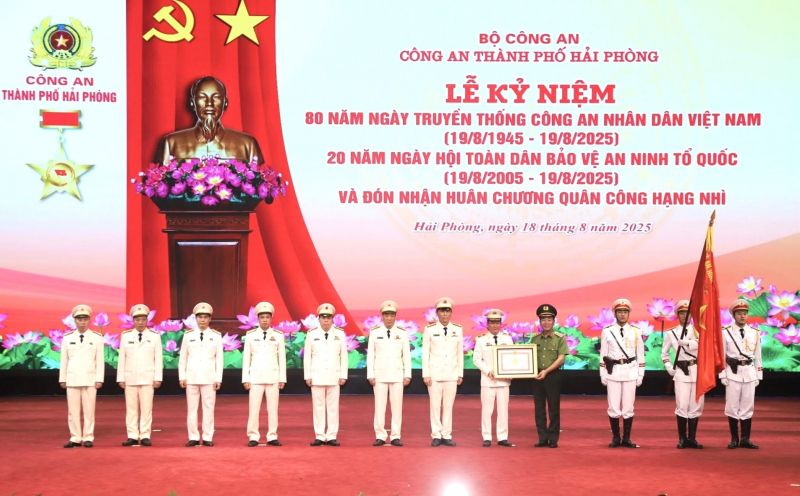 Thứ trưởng Trần Quốc Tỏ trao Huân chương quân công hạng Nhì tặng Công an TP Hải Phòng -0