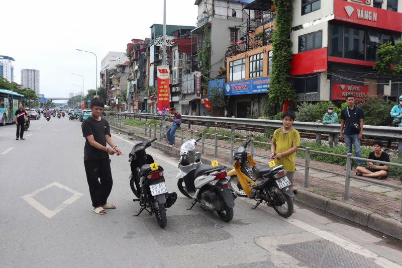 Mâu thuẫn trong làm ăn, 4 đối tượng rủ nhau chặn đánh người, cướp xe máy -0