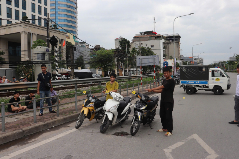 Mâu thuẫn trong làm ăn, 4 đối tượng rủ nhau chặn đánh người, cướp xe máy -0