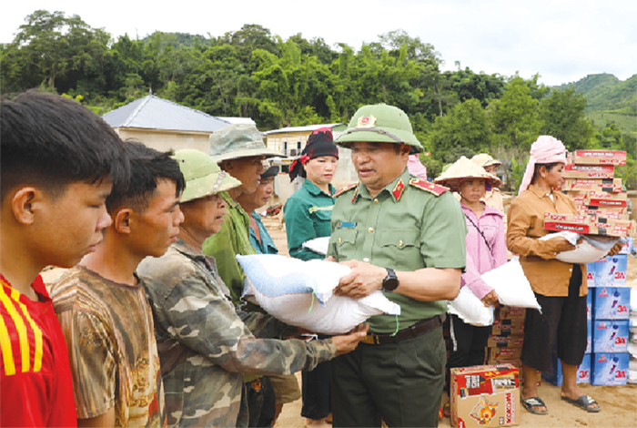 Trang 24: Sắc áo xanh giữa dòng lũ xiết -0