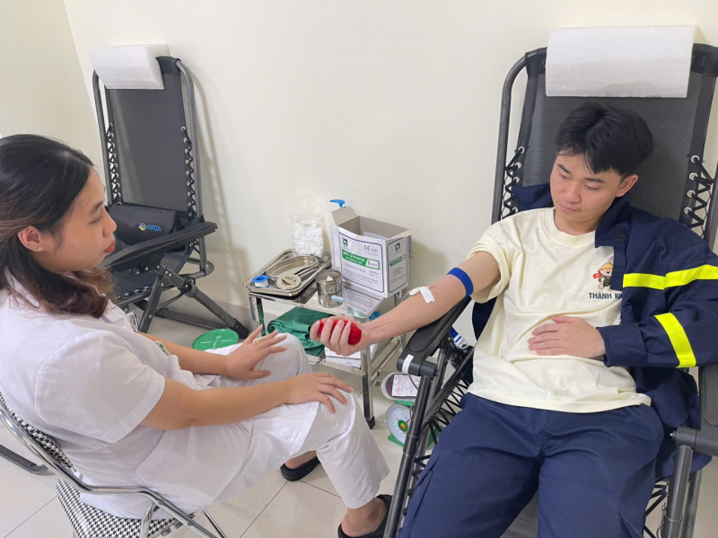 Chiến sĩ Cảnh sát PCCC và CNCH Sơn La hiến máu cứu bệnh nhân qua cơn nguy kịch -0