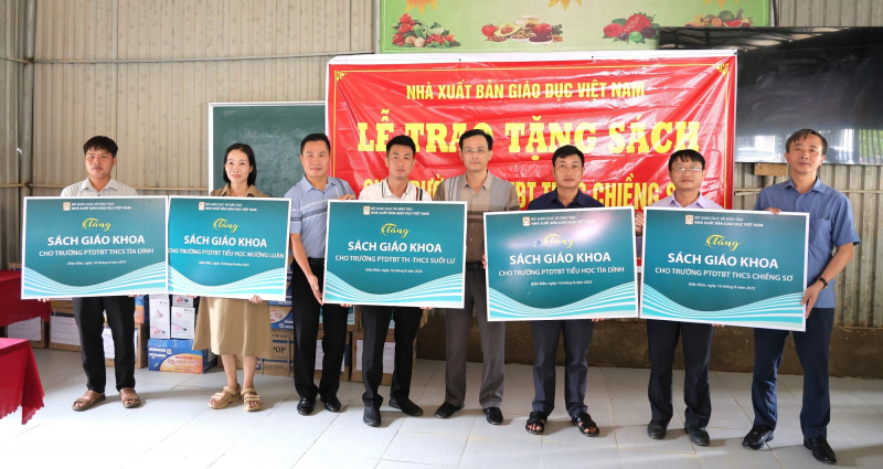 Nhà xuất bản Giáo dục Việt Nam tặng SGK cho học sinh Điện Biên chịu ảnh hưởng mưa lũ -0
