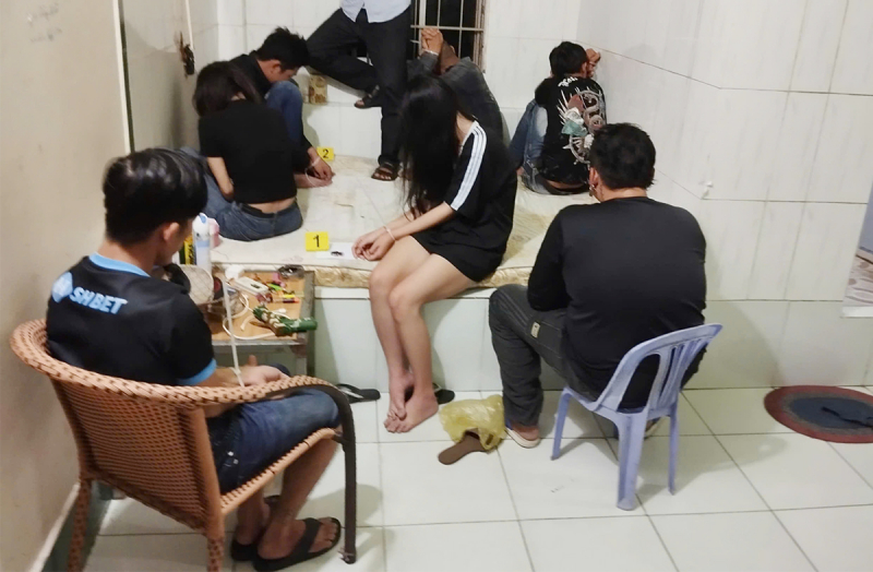 Bắt quả tang 11 nam, nữ đang