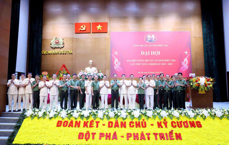 Xây dựng đội ngũ cán bộ, đảng viên, chiến sĩ trong Đảng bộ -0