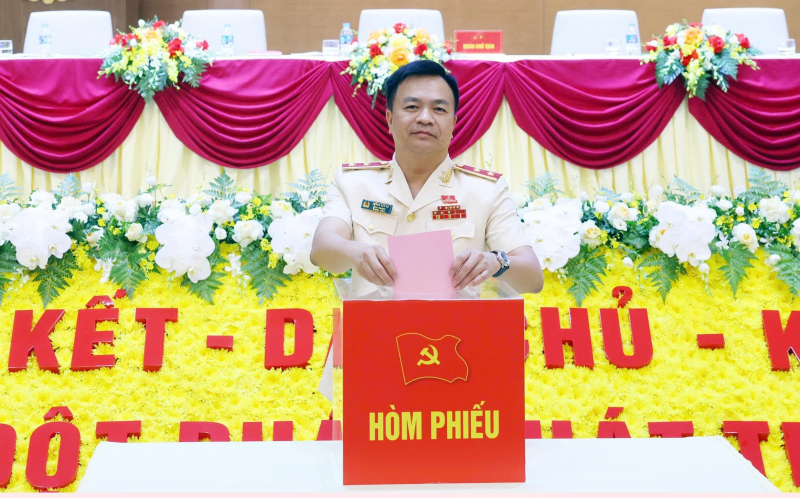 Xây dựng đội ngũ cán bộ, đảng viên, chiến sĩ trong Đảng bộ -0