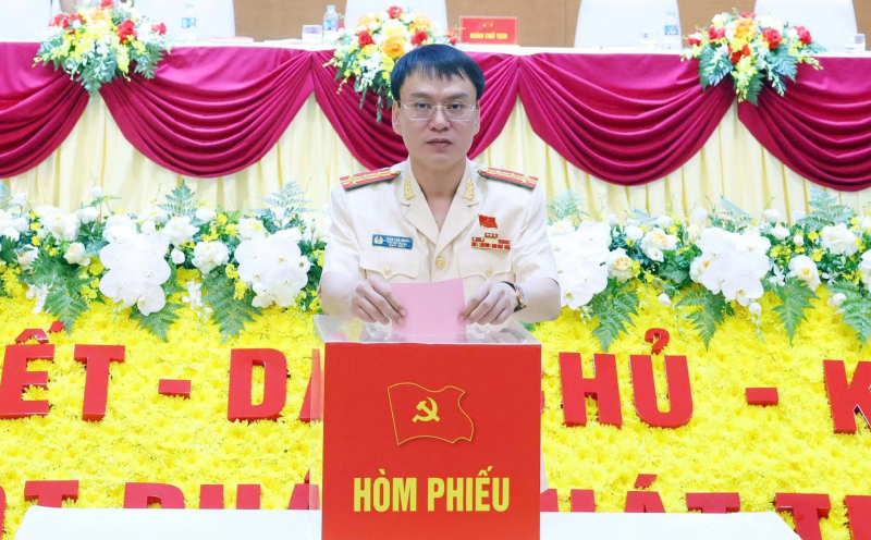 Xây dựng đội ngũ cán bộ, đảng viên, chiến sĩ trong Đảng bộ -0