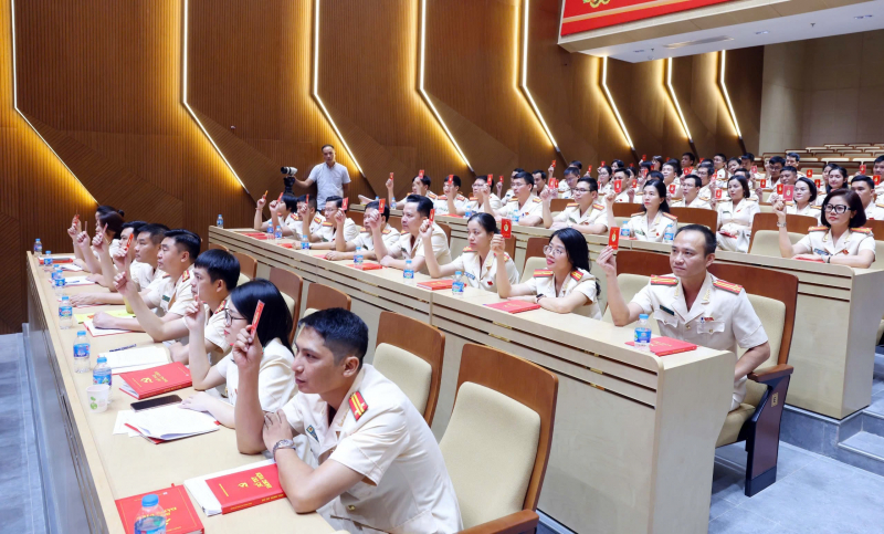 Xây dựng đội ngũ cán bộ, đảng viên, chiến sĩ trong Đảng bộ -2