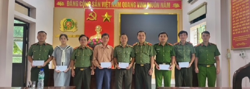 Các Tướng lĩnh và Anh hùng LLVT CAND quê hương Nghệ An hỗ trợ người dân vùng lũ -0