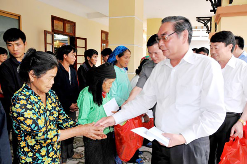 images1154991_dc_le_hong_anh_tang_qua_cac_ho_ngheo_huyen_meo_vac_copy.jpg -1