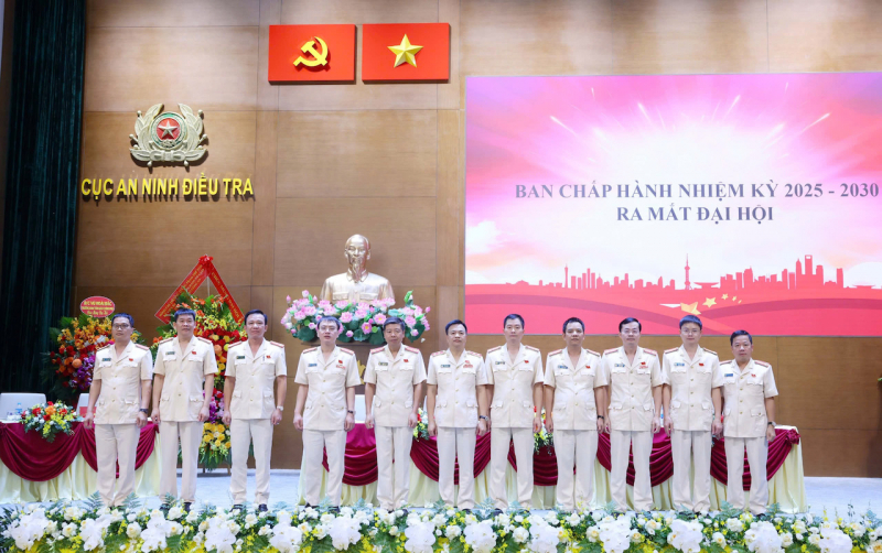 Xây dựng đội ngũ cán bộ, đảng viên, chiến sĩ trong Đảng bộ -0