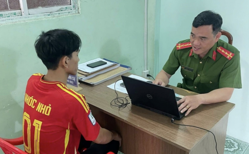 Mang xe đi cầm đồ lấy tiền ăn chơi rồi hoang báo bị chặn đánh, cướp xe -0