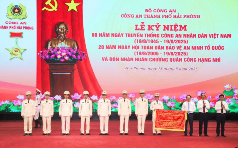 Thứ trưởng Trần Quốc Tỏ trao Huân chương quân công hạng Nhì tặng Công an TP Hải Phòng -0