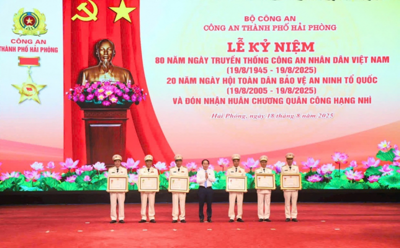 Thứ trưởng Trần Quốc Tỏ trao Huân chương quân công hạng Nhì tặng Công an TP Hải Phòng -0