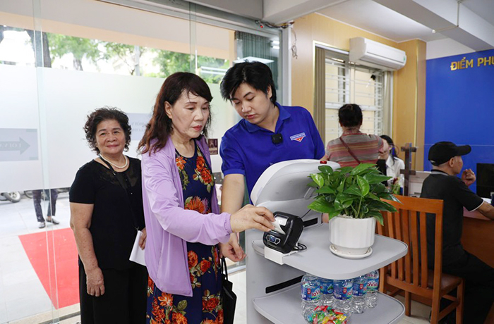 Trang 27: Công nghệ là công cụ, con người là trung tâm -0