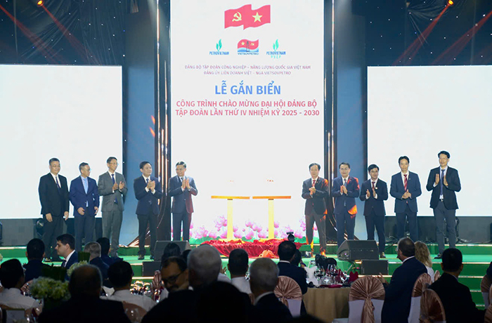 Vietsovpetro đón dòng dầu đầu tiên từ mỏ Kình Ngư Trắng - Kình Ngư Trắng Nam -0