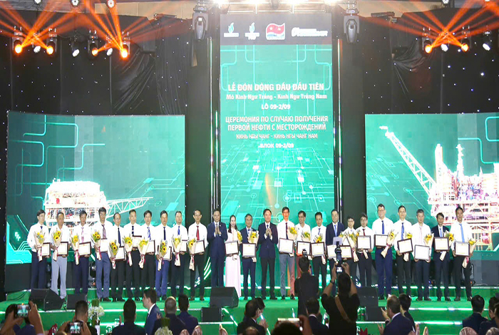 Vietsovpetro đón dòng dầu đầu tiên từ mỏ Kình Ngư Trắng - Kình Ngư Trắng Nam -1