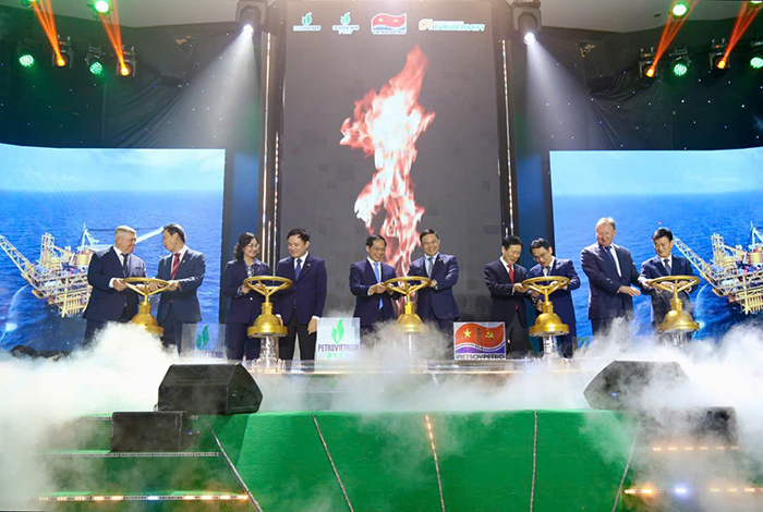 Vietsovpetro đón dòng dầu đầu tiên từ mỏ Kình Ngư Trắng - Kình Ngư Trắng Nam -0