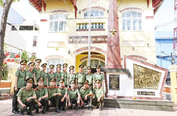 Trang 26: Vang bóng một thời trận đánh “Hóa trang kỳ tập” -0