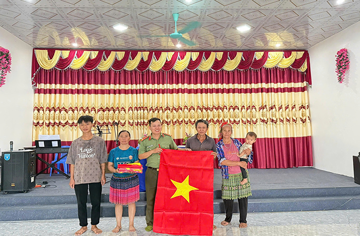 Công an xã Văn Bàn trao tặng 93 Cờ Tổ quốc cho các điểm nhóm đạo Tin lành -0