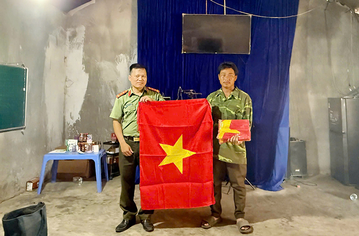 Công an xã Văn Bàn trao tặng 93 Cờ Tổ quốc cho các điểm nhóm đạo Tin lành -1