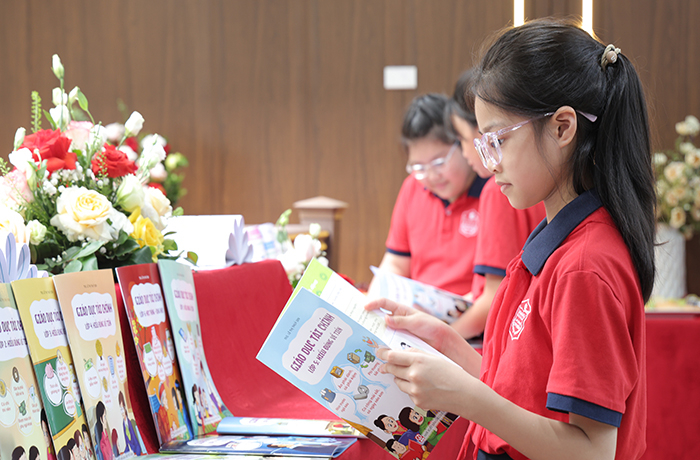 Ra mắt sách “Giáo dục tài chính” – cầu nối đưa kiến thức tài chính đến với học sinh -0