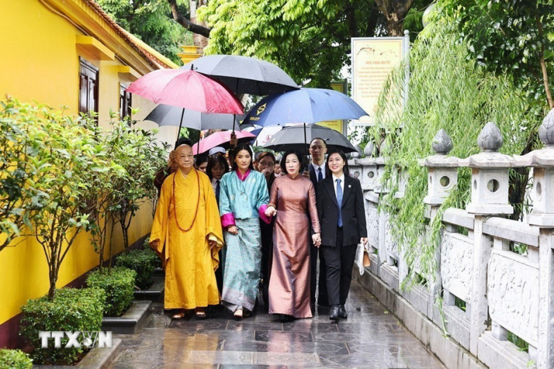 Phu nhân Chủ tịch nước và Hoàng hậu Bhutan dâng hương tại chùa Trấn Quốc -0