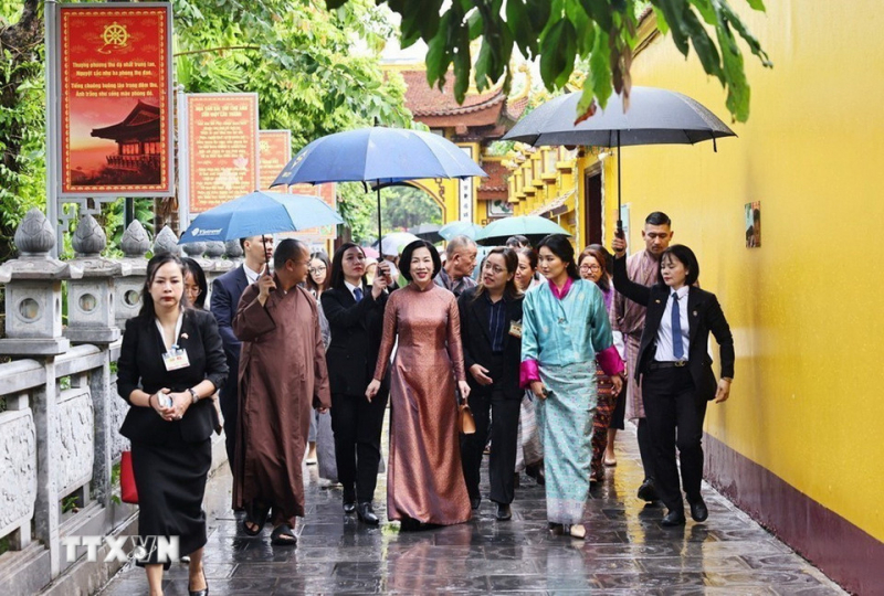 Phu nhân Chủ tịch nước và Hoàng hậu Bhutan dâng hương tại chùa Trấn Quốc -1