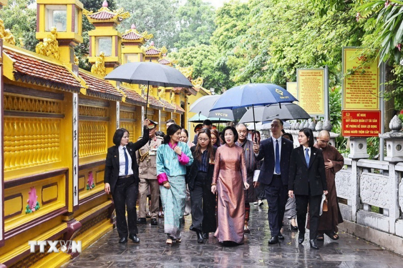 Phu nhân Chủ tịch nước và Hoàng hậu Bhutan dâng hương tại chùa Trấn Quốc -0