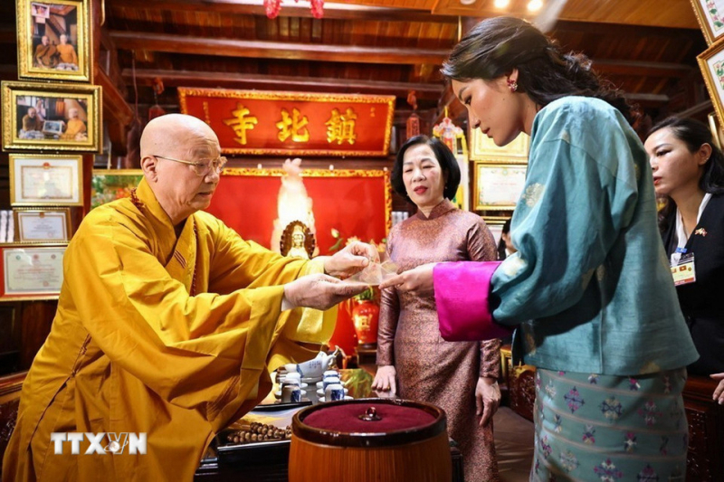 Phu nhân Chủ tịch nước và Hoàng hậu Bhutan dâng hương tại chùa Trấn Quốc -0
