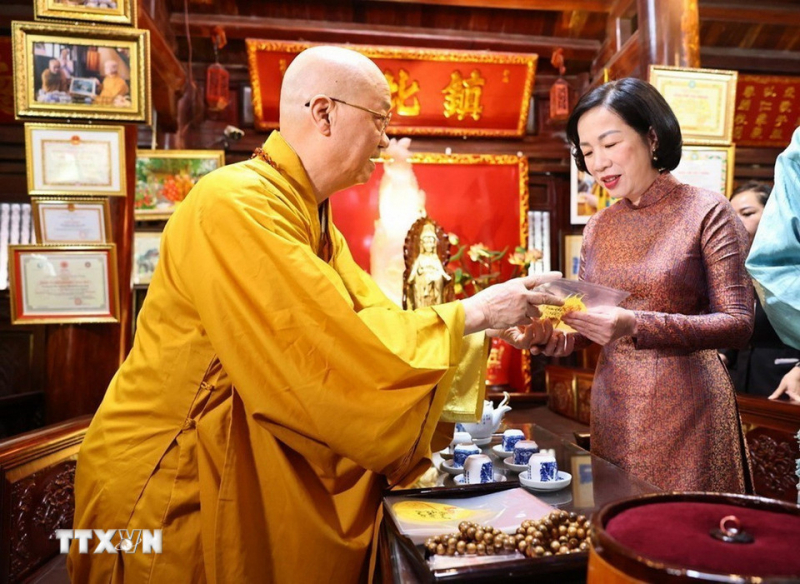 Phu nhân Chủ tịch nước và Hoàng hậu Bhutan dâng hương tại chùa Trấn Quốc -1