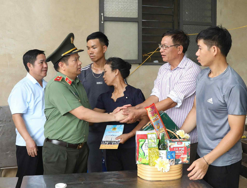 Sắc áo xanh giữa dòng lũ xiết -0