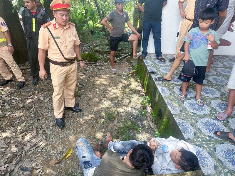 CSGT đuổi 30km bắt 3 tên trộm lái xe ôtô chạy trốn -0