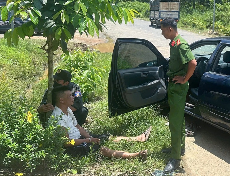 CSGT đuổi 30km bắt 3 tên trộm lái xe ôtô chạy trốn -0
