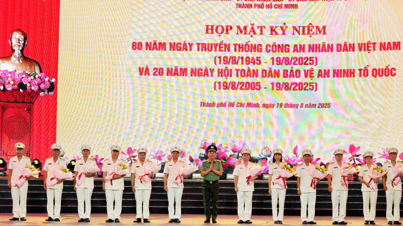 Tiếp nối truyền thống anh hùng, Công an TP Hồ Chí Minh liên tục lập nhiều chiến công đặc biệt xuất sắc -0