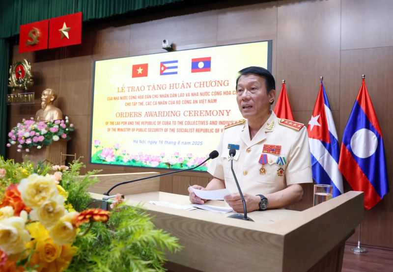 Noble awards embellish the great friendship between Vietnam –Laos and Vietnam–Cuba -0