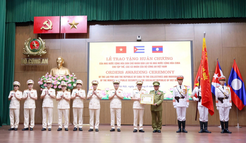 Noble awards embellish the great friendship between Vietnam –Laos and Vietnam–Cuba -0