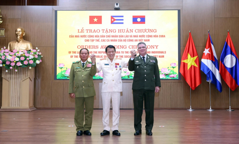 Noble awards embellish the great friendship between Vietnam –Laos and Vietnam–Cuba -0