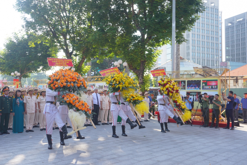 Đoàn đại biểu TP Hồ Chí Minh tưởng nhớ Chủ tịch Hồ Chí Minh nhân kỷ niệm 80 năm ngày Truyền thống CAND -0