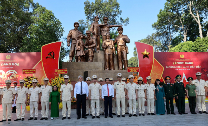 Đoàn đại biểu TP Hồ Chí Minh tưởng nhớ Chủ tịch Hồ Chí Minh nhân kỷ niệm 80 năm ngày Truyền thống CAND -1